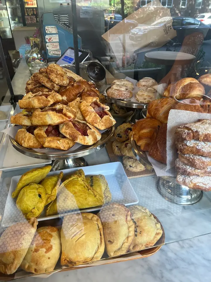 Cinnamon Girl interior
