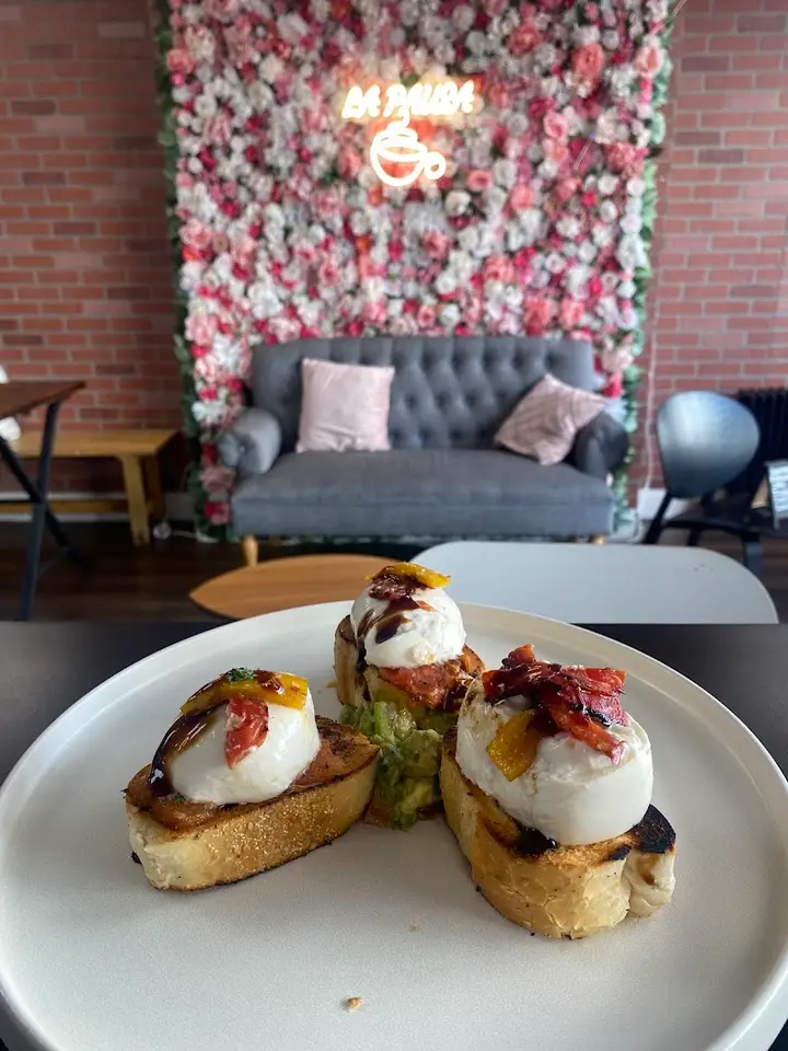 La Pausa Coffee Brunch & lunch interior