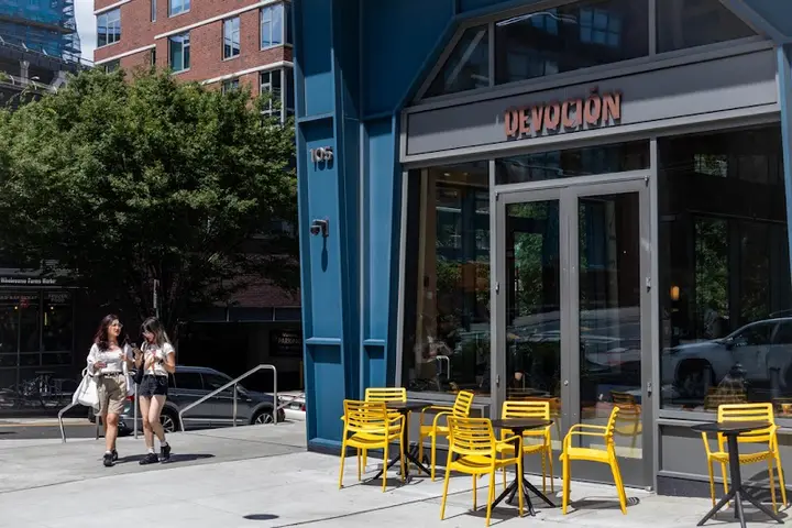 Devoción, DUMBO interior