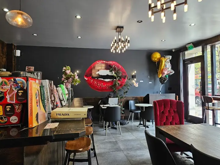 Lips Cafe detail